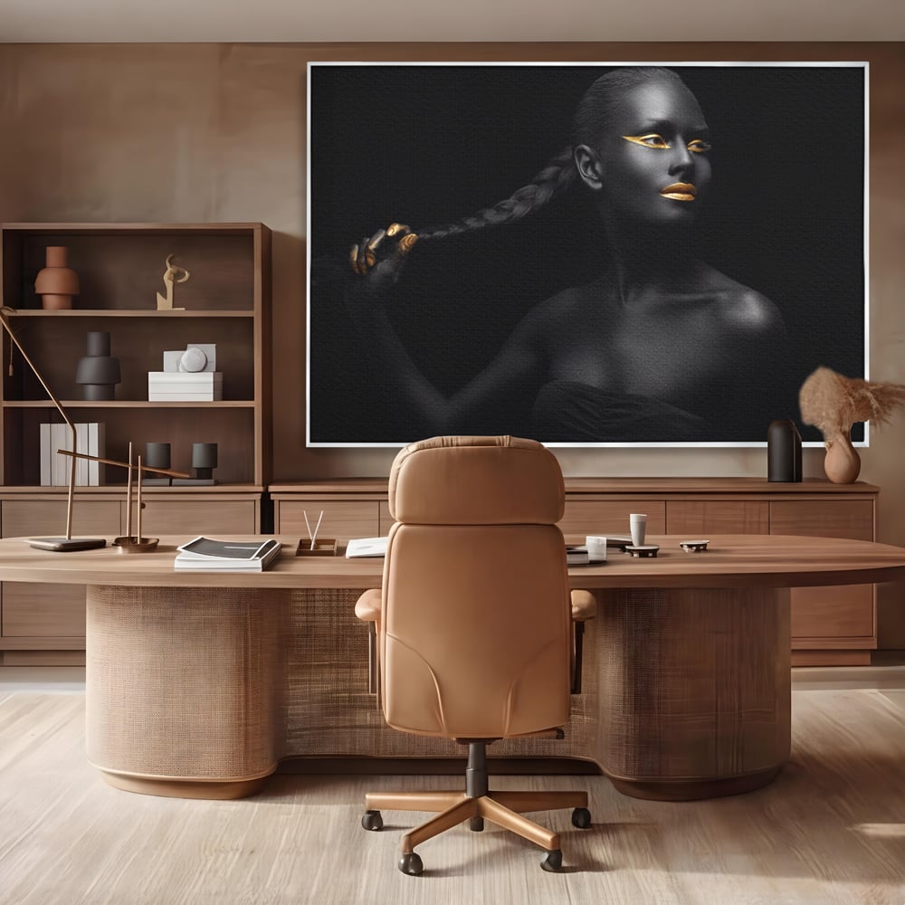 Tablou canvas cu tablou canvas cu femeie vopsita in negru si auriu, in rama de aluminiu argintiu, pe perete intr-un birou