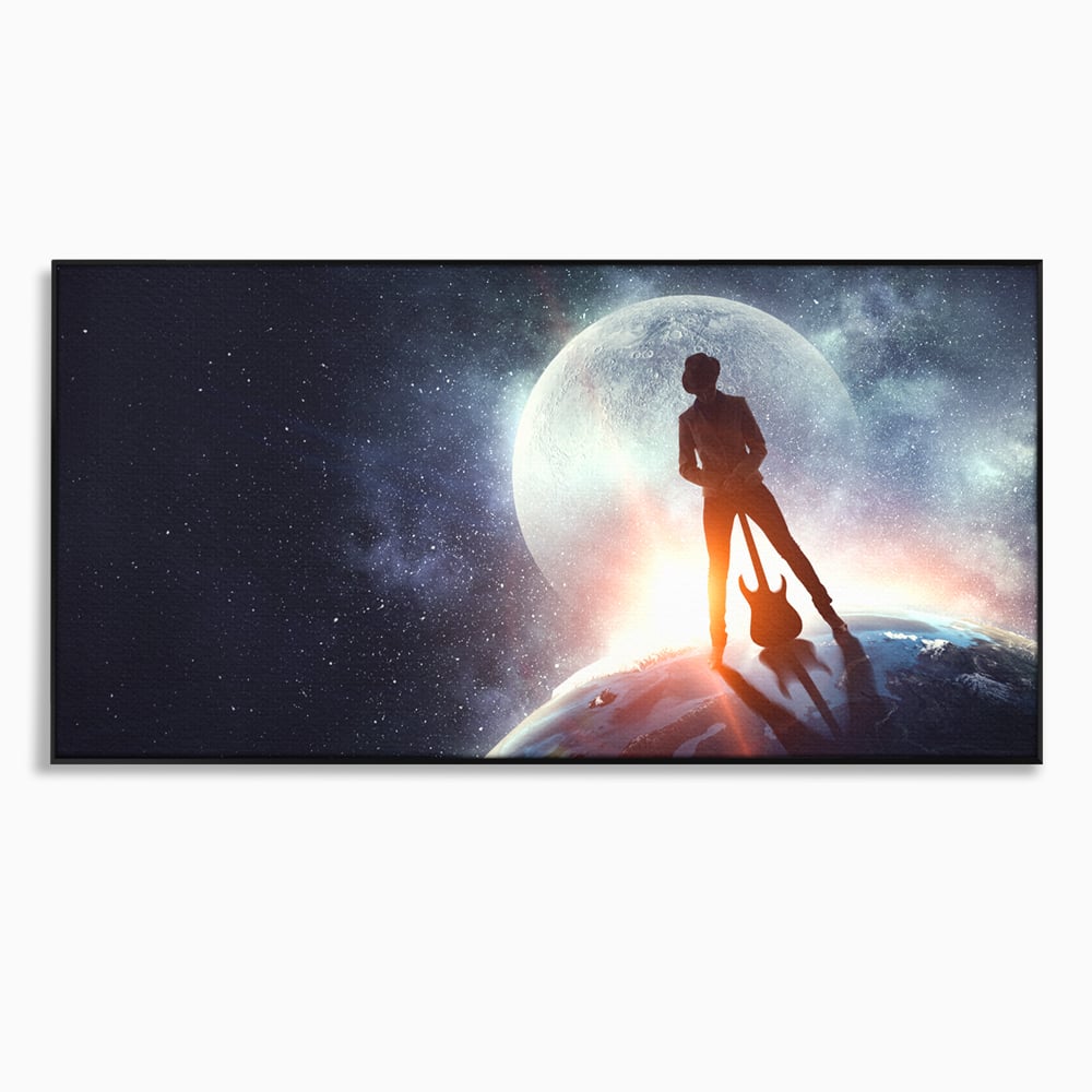 Tablou canvas cu ilustratie digitala cu un cantaret pe glob, in rama de aluminiu negru