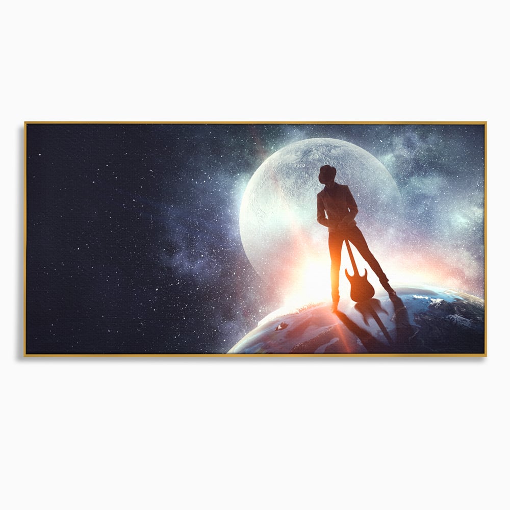 Tablou canvas cu ilustratie digitala cu un cantaret pe glob, in rama de aluminiu auriu