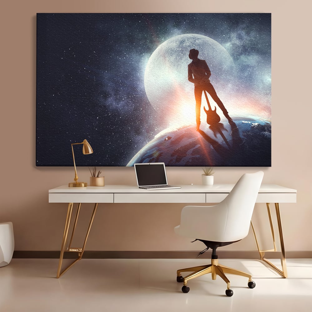 Tablou canvas cu ilustratie digitala cu un cantaret pe glob, fara rama, pe sasiu de lemn, pe perete intr-un birou