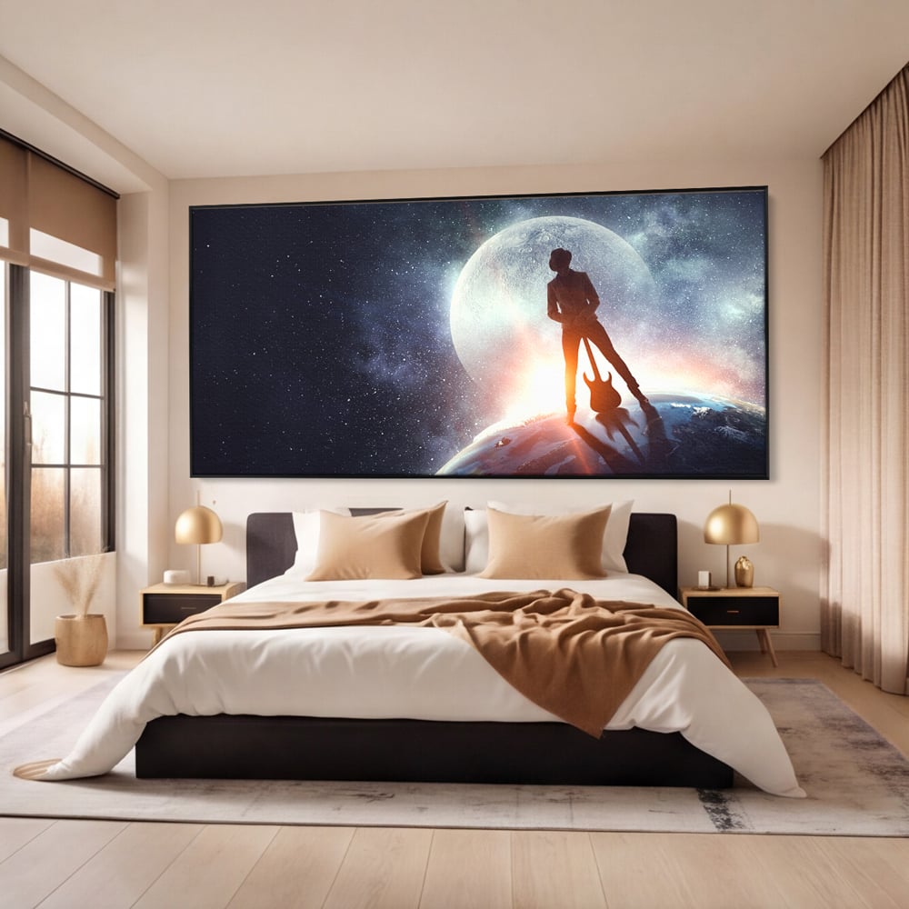 Tablou canvas cu ilustratie digitala cu un cantaret pe glob, in rama de aluminiu negru, pe perete intr-un dormitor