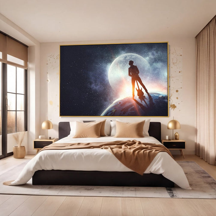 Tablou canvas cu ilustratie digitala cu un cantaret pe glob, in rama de aluminiu auriu, pe perete intr-un dormitor