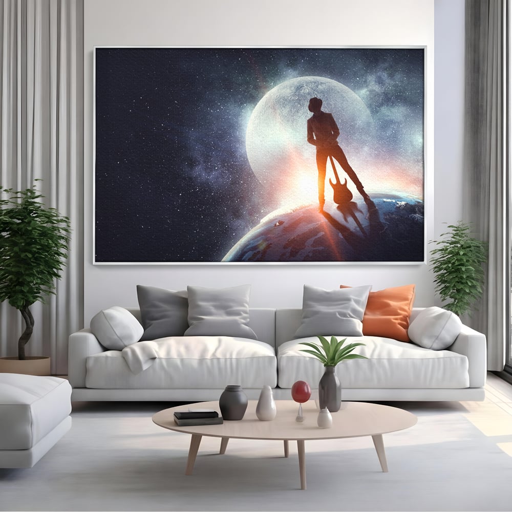 Tablou canvas cu ilustratie digitala cu un cantaret pe glob, in rama de aluminiu argintiu, pe perete intr-un living