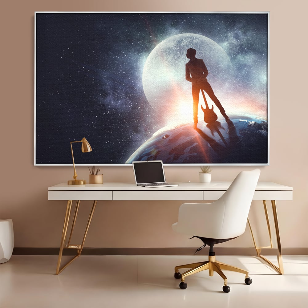 Tablou canvas cu ilustratie digitala cu un cantaret pe glob, in rama de aluminiu argintiu, pe perete intr-un birou