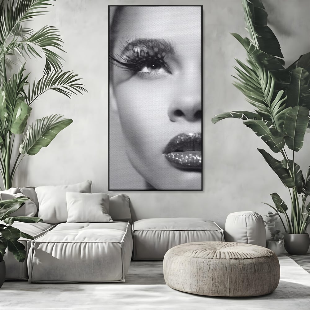 Tablou canvas cu tablou canvas cu portret alb-negru, in rama de aluminiu negru, pe perete intr-un living