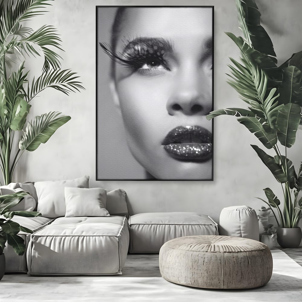 Tablou canvas cu tablou canvas cu portret alb-negru, in rama de aluminiu negru, pe perete intr-un living