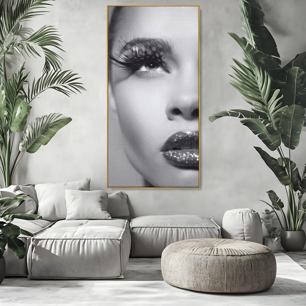 Tablou canvas cu tablou canvas cu portret alb-negru, in rama de aluminiu auriu, pe perete intr-un living