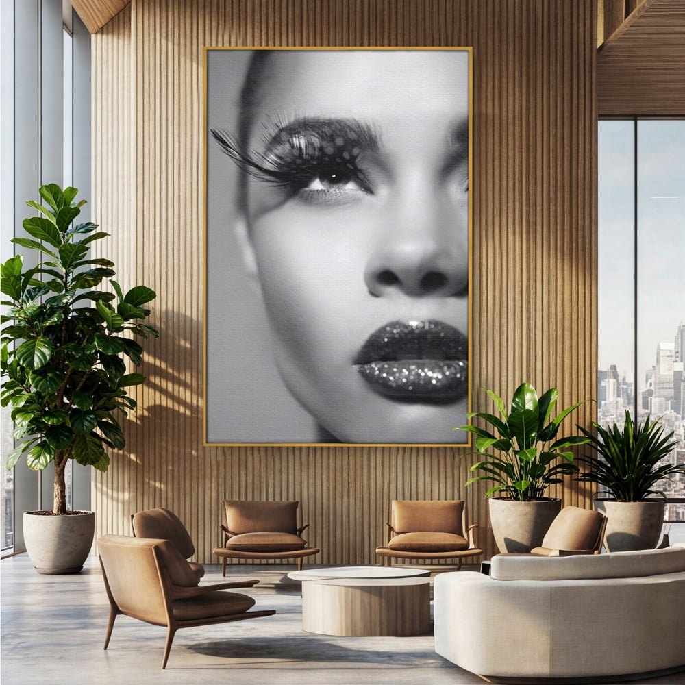 Tablou canvas cu tablou canvas cu portret alb-negru, in rama de aluminiu auriu, pe perete intr-un birou