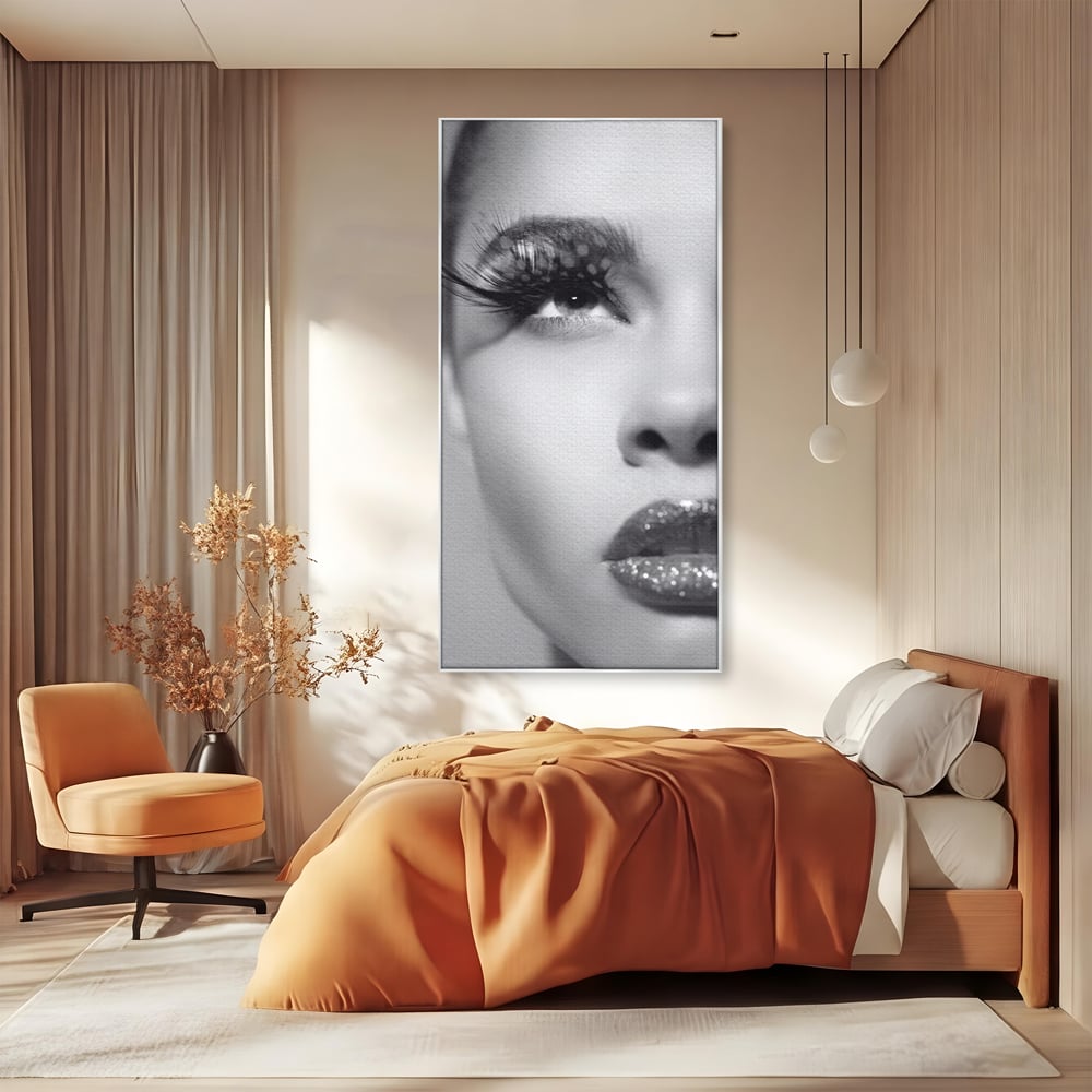 Tablou canvas cu tablou canvas cu portret alb-negru, in rama de aluminiu argintiu, pe perete intr-un dormitor