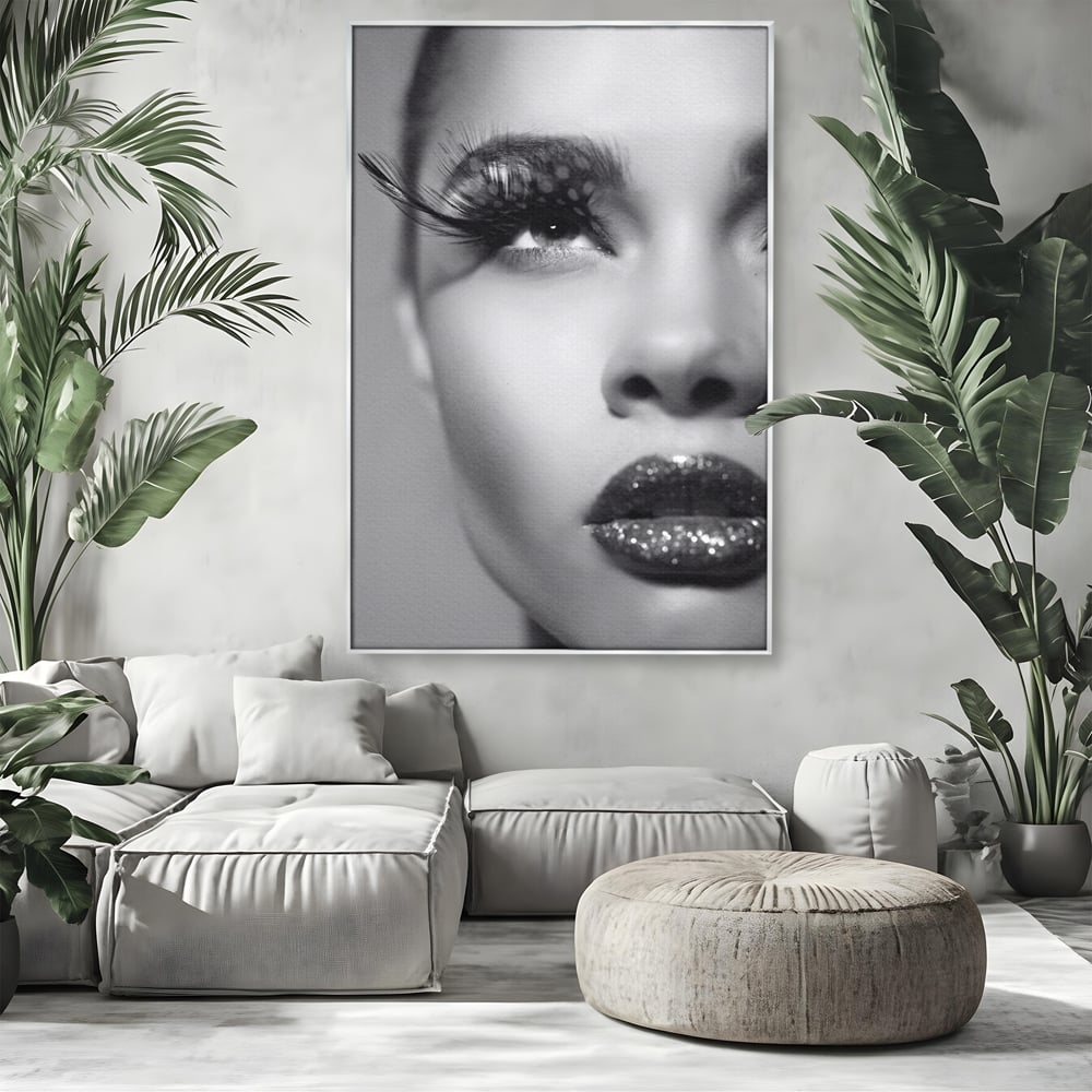 Tablou canvas cu tablou canvas cu portret alb-negru, in rama de aluminiu argintiu, pe perete intr-un living