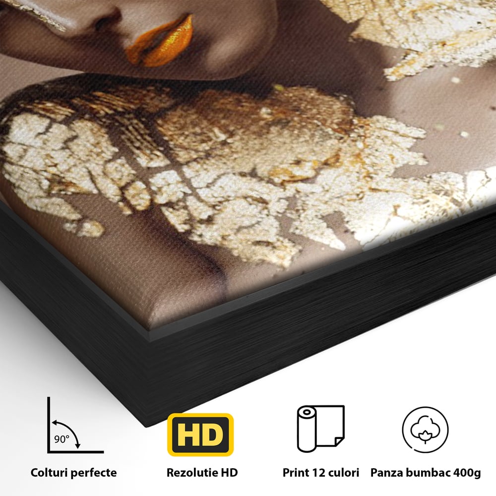 Detaliu al suprafetei: tablou canvas cu femeie si foita de aur, in rama de aluminiu negru