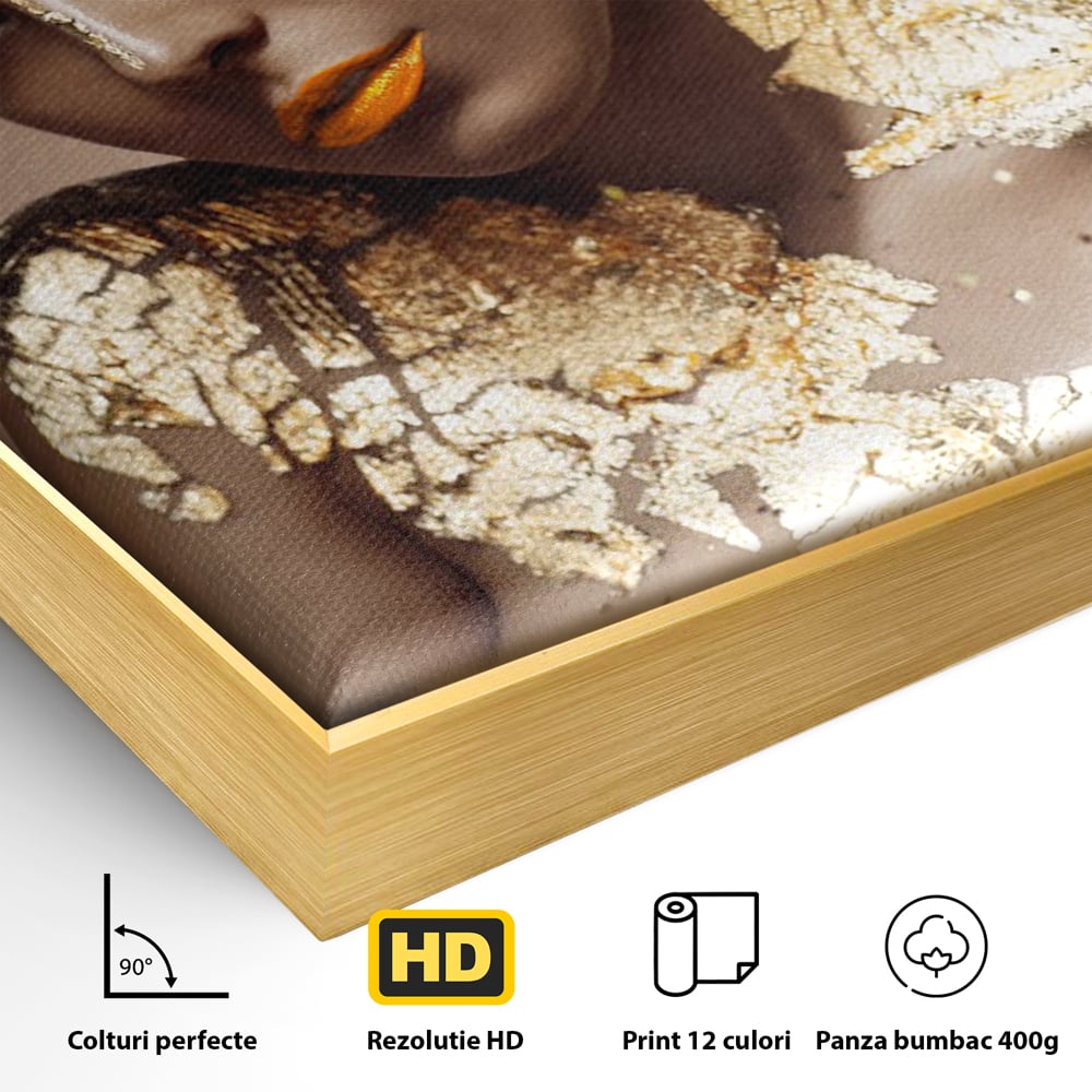 Detaliu al suprafetei: tablou canvas cu femeie si foita de aur, in rama de aluminiu auriu