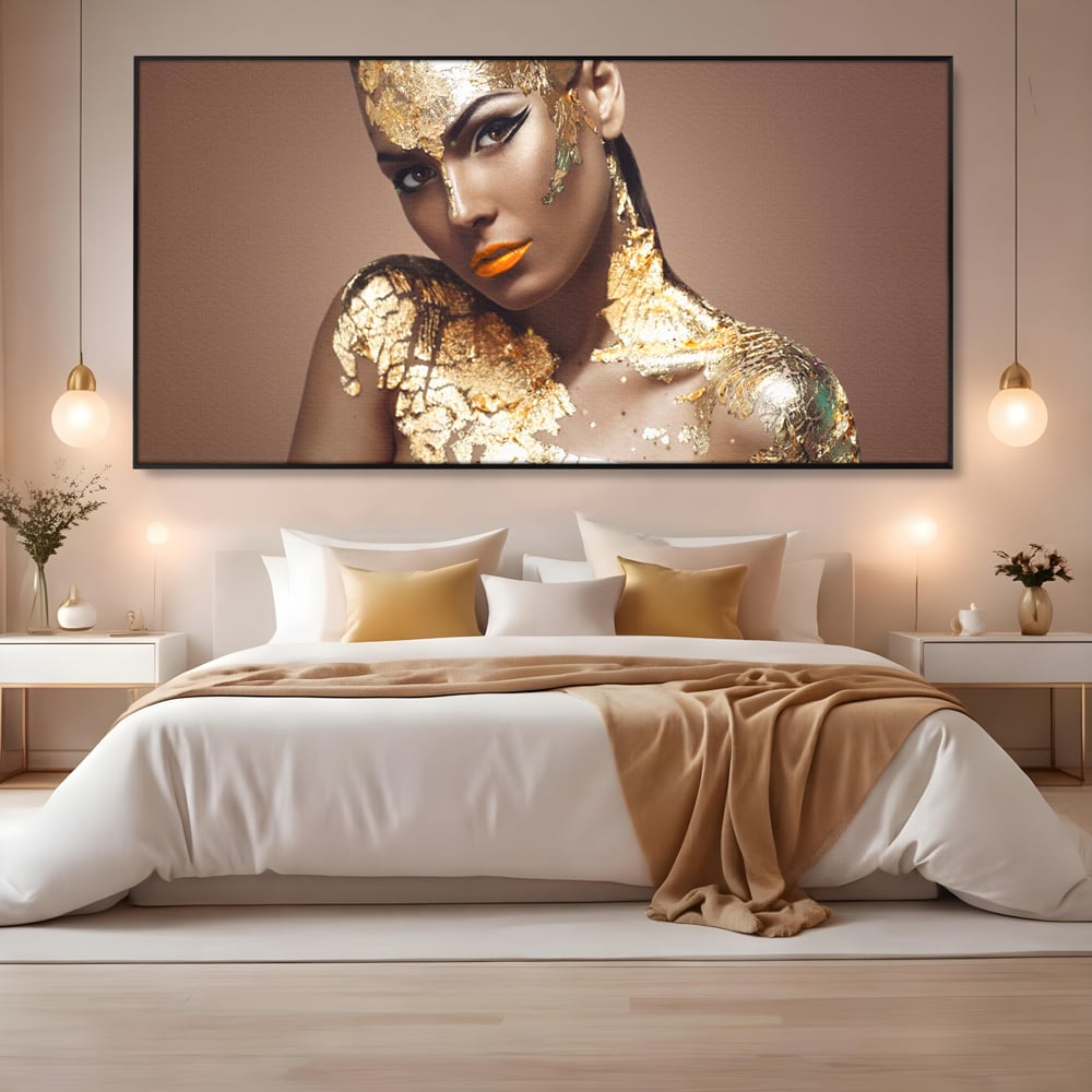 Tablou canvas cu tablou canvas cu femeie si foita de aur, in rama de aluminiu negru, pe perete intr-un dormitor