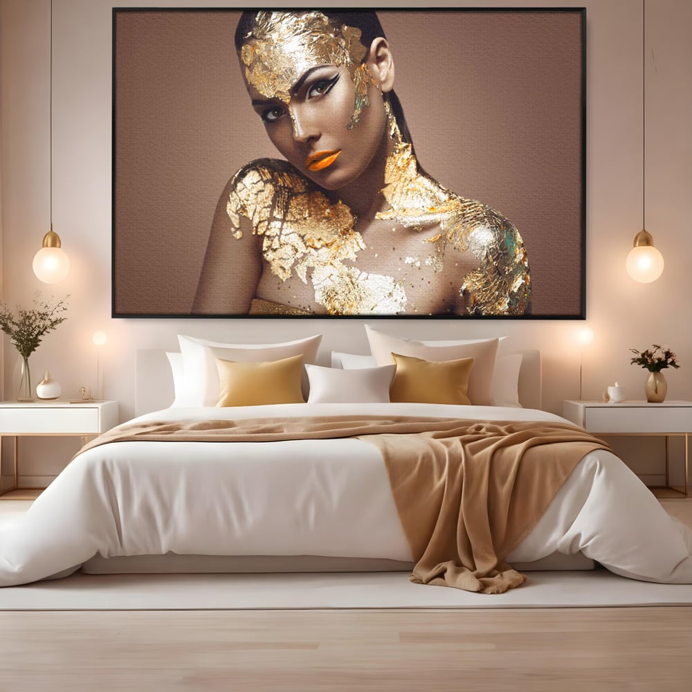 Tablou canvas cu tablou canvas cu femeie si foita de aur, in rama de aluminiu negru, pe perete intr-un dormitor
