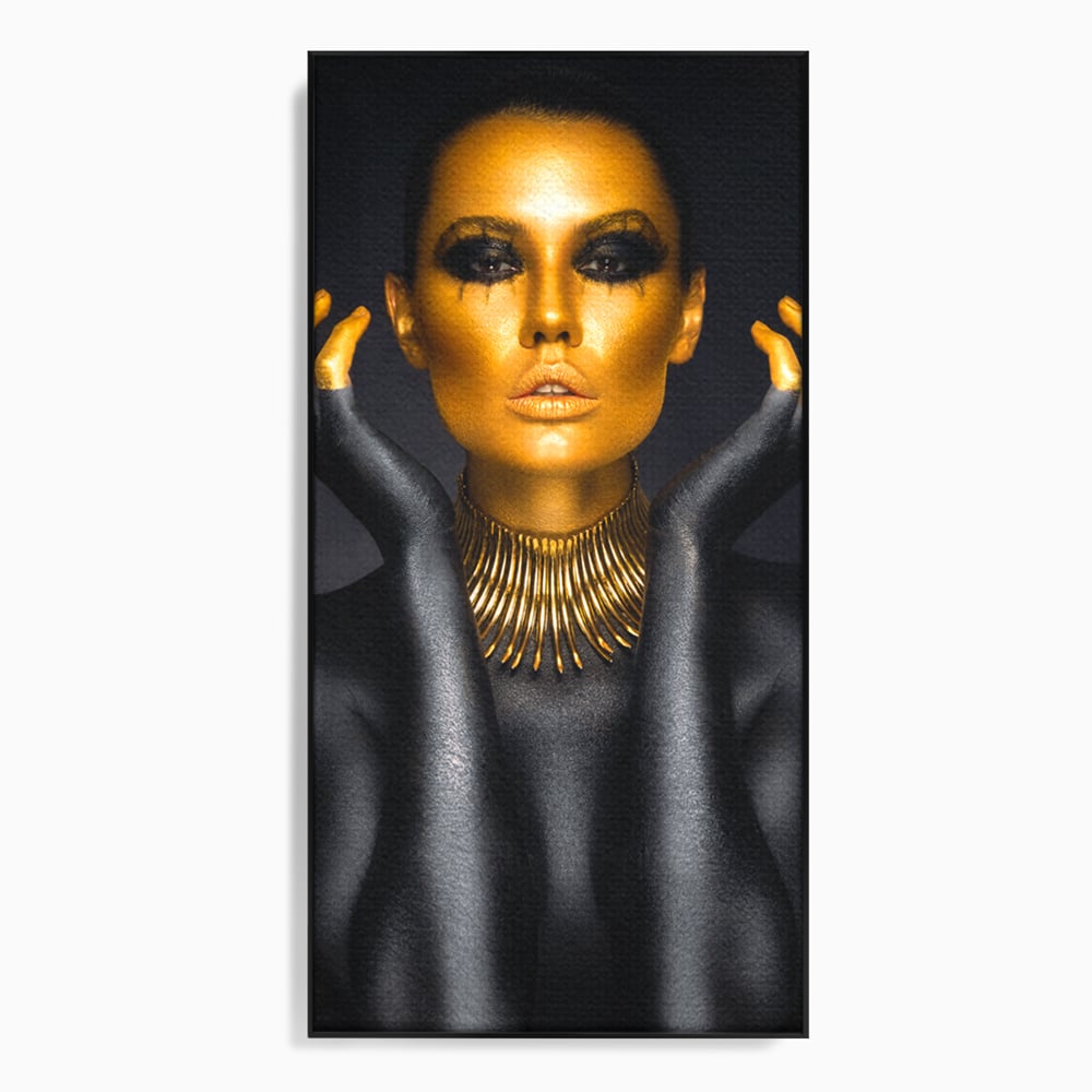 Tablou canvas cu tablou portret femeie aurie, in rama de aluminiu negru