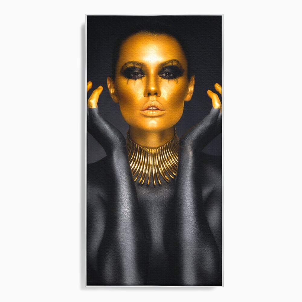 Tablou canvas cu tablou portret femeie aurie, in rama de aluminiu argintiu