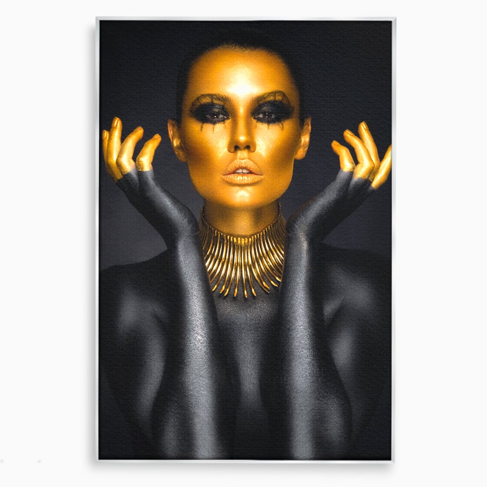 Tablou canvas cu tablou portret femeie aurie, in rama de aluminiu argintiu