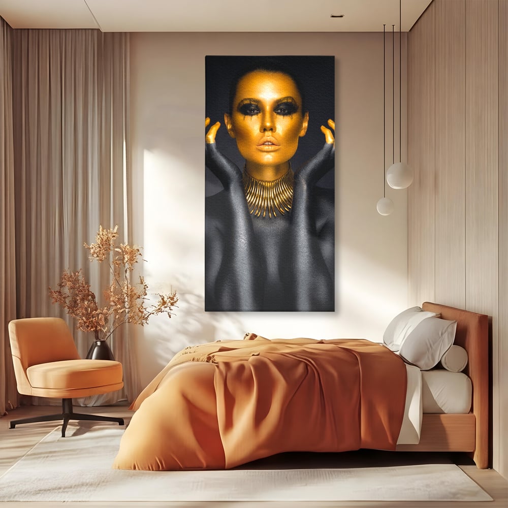 Tablou canvas cu tablou portret femeie aurie, fara rama, pe sasiu de lemn, pe perete intr-un dormitor