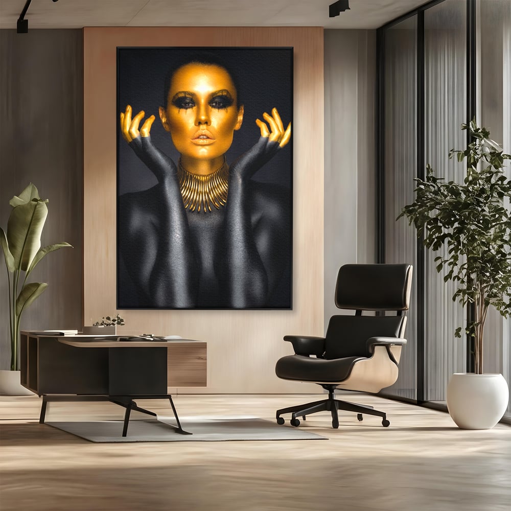 Tablou canvas cu tablou portret femeie aurie, in rama de aluminiu negru, pe perete intr-un birou
