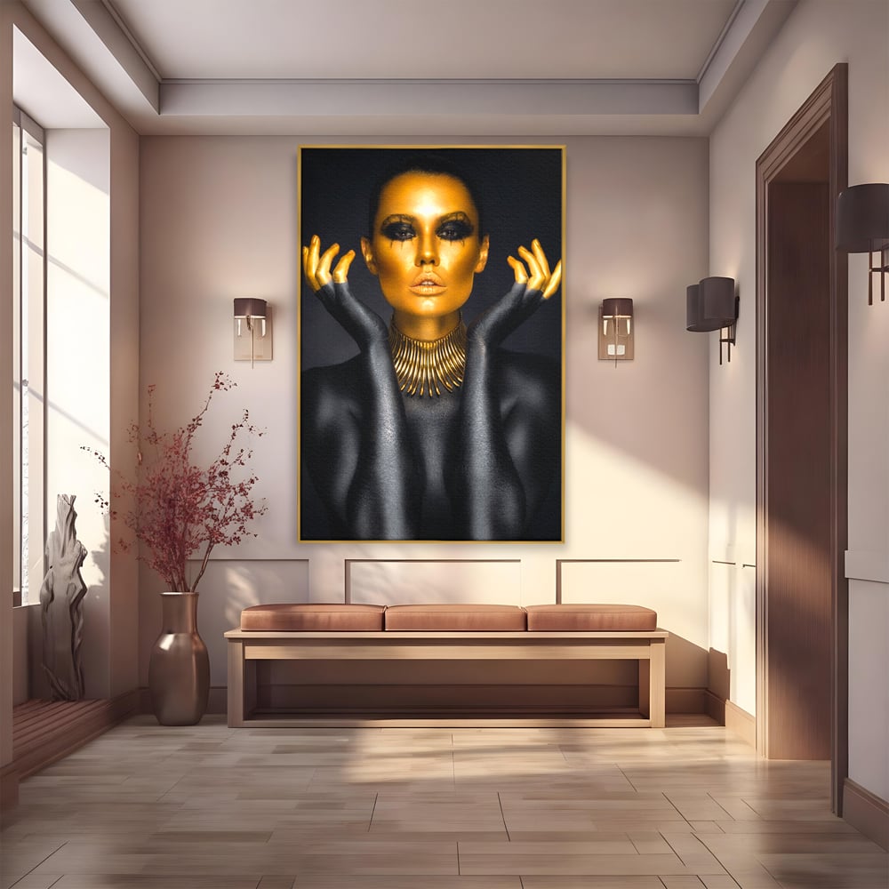 Tablou canvas cu tablou portret femeie aurie, in rama de aluminiu auriu