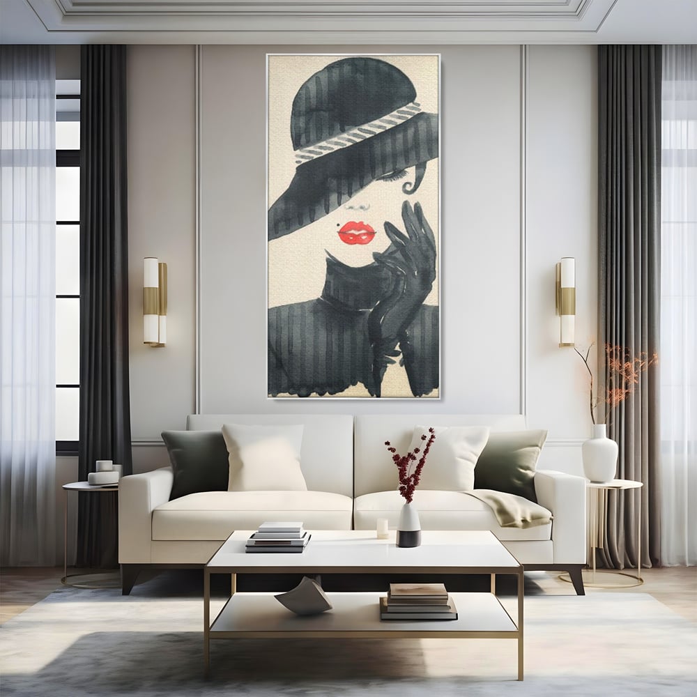 Tablou canvas cu ilustratie moda femeie cu palarie si buze rosii, in rama de aluminiu argintiu, pe perete intr-un living