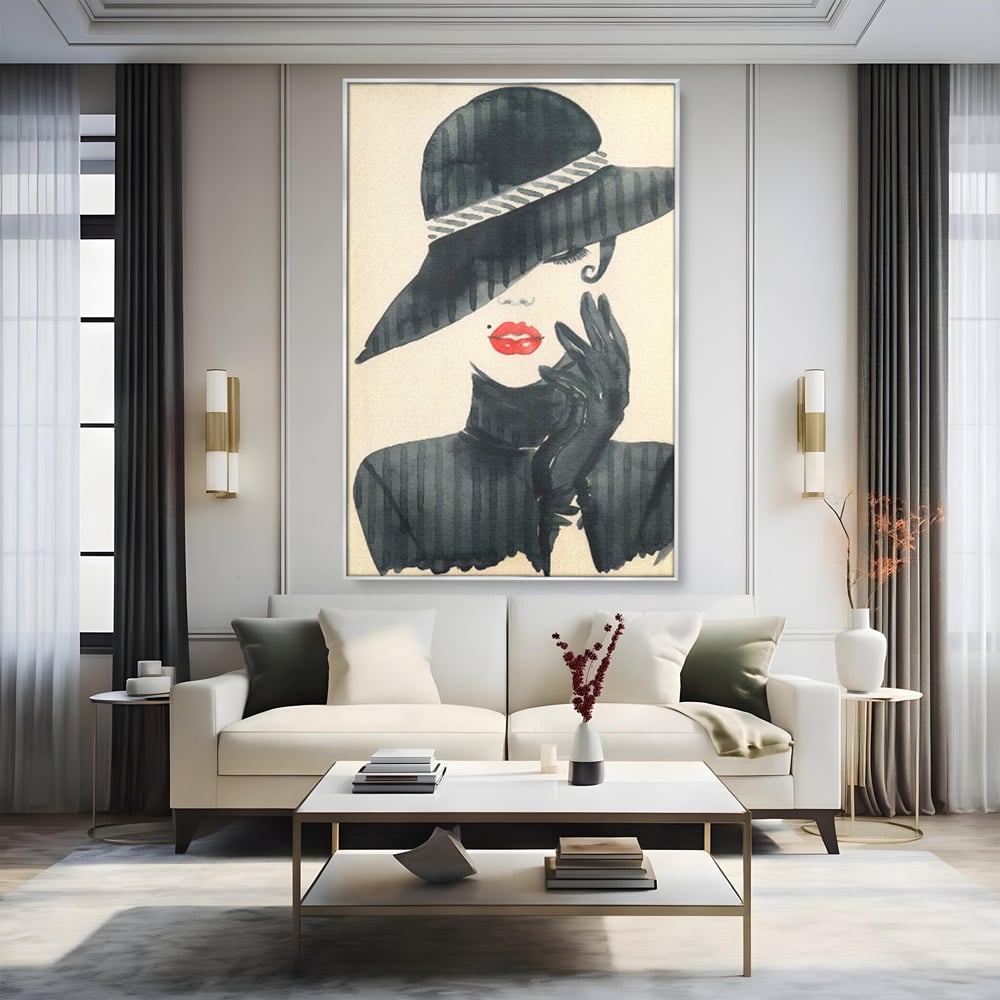 Tablou canvas cu ilustratie moda femeie cu palarie si buze rosii, in rama de aluminiu argintiu, pe perete intr-un living