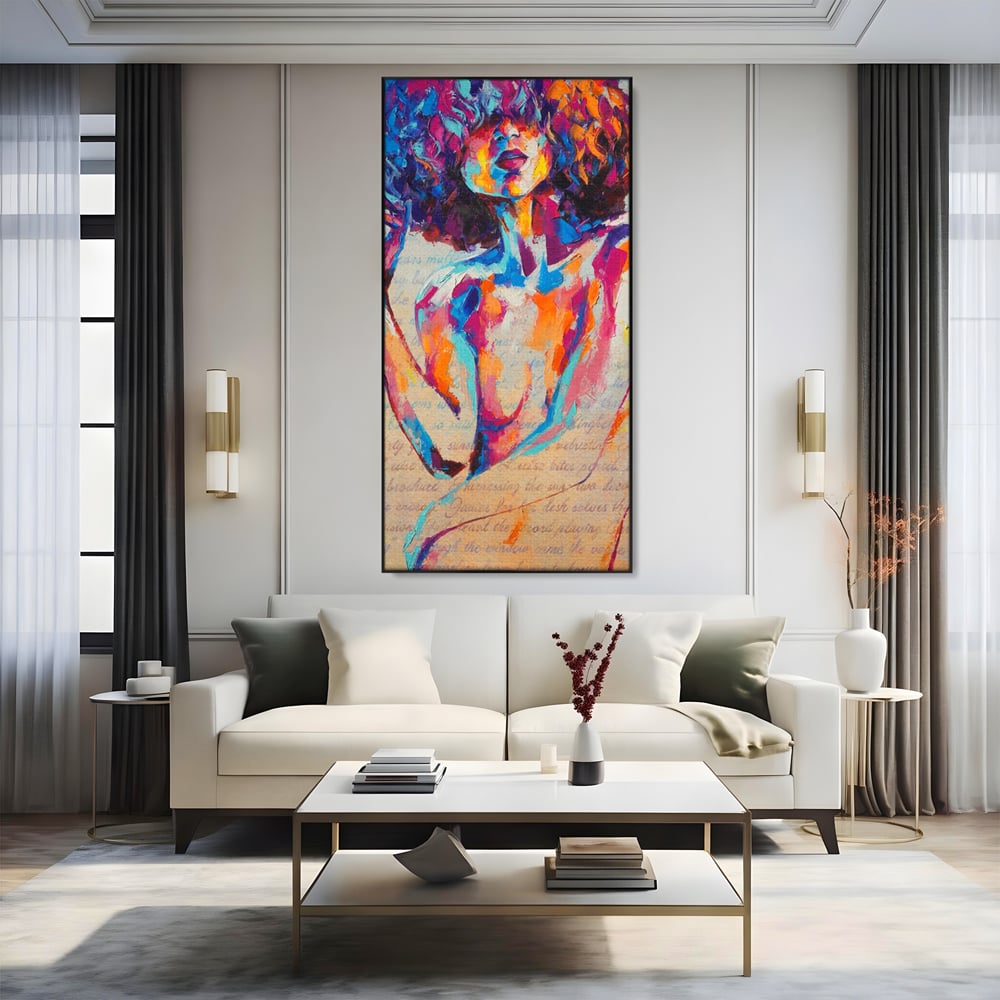 Tablou canvas cu tablou canvas cu portret abstract de femeie, in rama de aluminiu negru, pe perete intr-un living