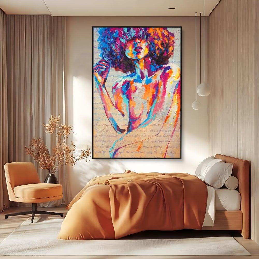 Tablou canvas cu tablou canvas cu portret abstract de femeie, in rama de aluminiu negru, pe perete intr-un dormitor