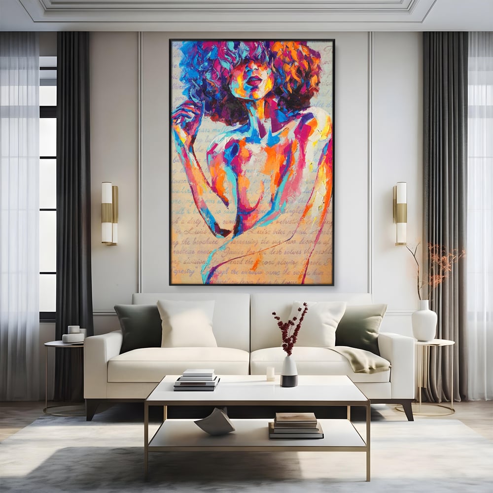 Tablou canvas cu tablou canvas cu portret abstract de femeie, in rama de aluminiu negru, pe perete intr-un living