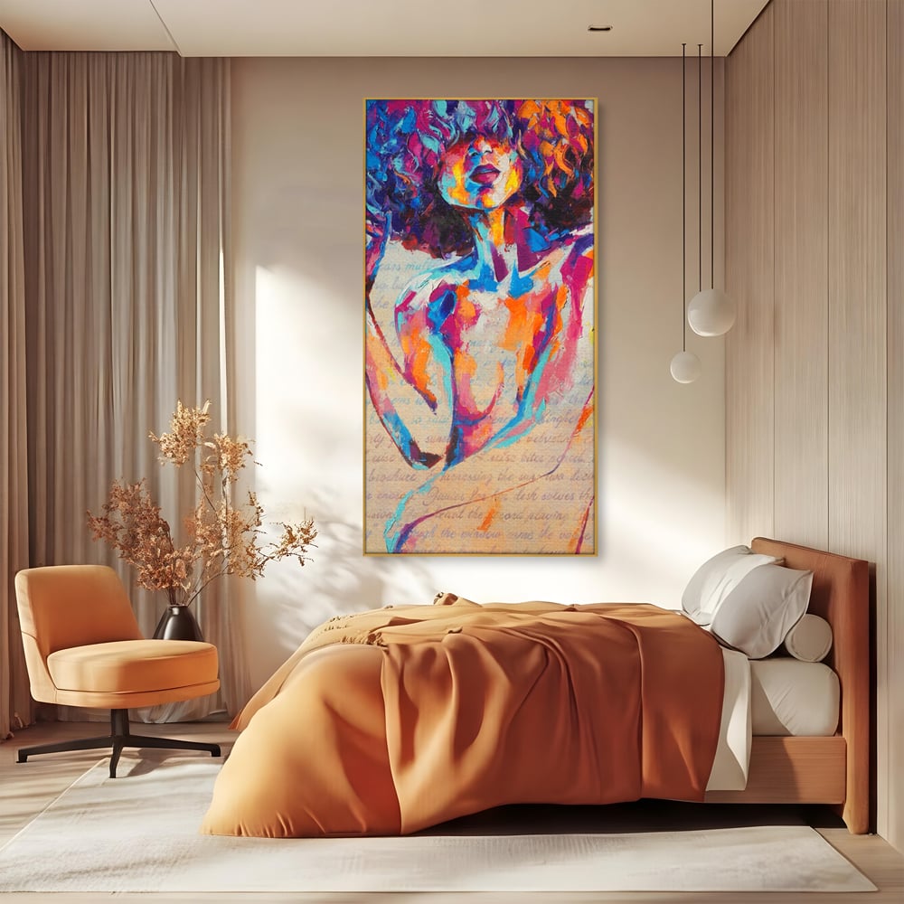 Tablou canvas cu tablou canvas cu portret abstract de femeie, in rama de aluminiu auriu, pe perete intr-un dormitor