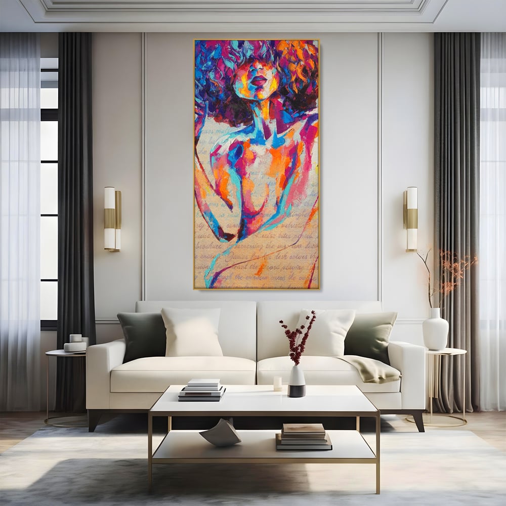 Tablou canvas cu tablou canvas cu portret abstract de femeie, in rama de aluminiu auriu, pe perete intr-un living