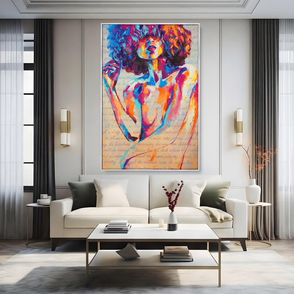 Tablou canvas cu tablou canvas cu portret abstract de femeie, in rama de aluminiu argintiu, pe perete intr-un living