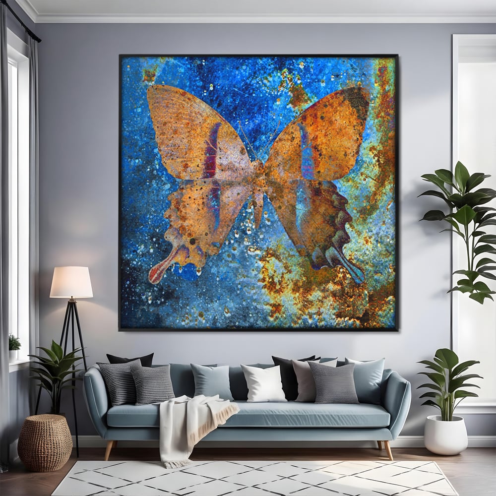Tablou canvas cu tablou patrat cu fluture ruginiu, in rama de aluminiu negru, pe perete intr-un living
