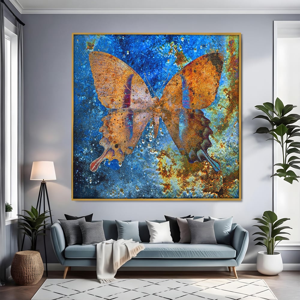 Tablou canvas cu tablou patrat cu fluture ruginiu, in rama de aluminiu auriu, pe perete intr-un living