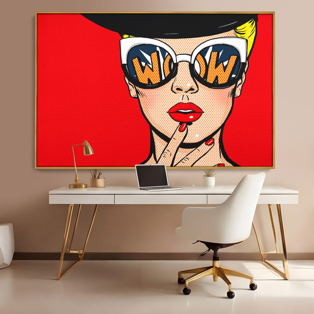 Tablou canvas cu ilustratie pop art cu femeie cu ochelari, in rama de aluminiu auriu, pe perete intr-un birou
