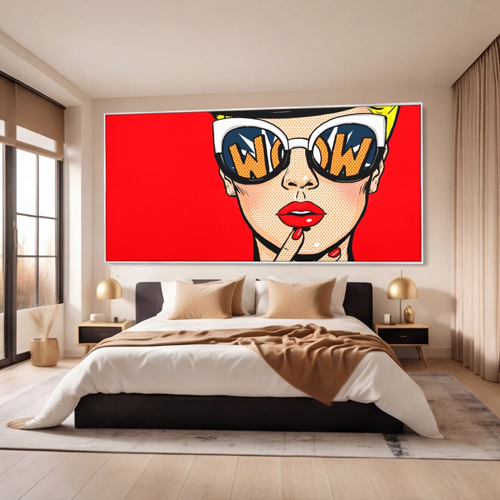 Tablou canvas cu ilustratie pop art cu femeie cu ochelari, in rama de aluminiu argintiu, pe perete intr-un dormitor