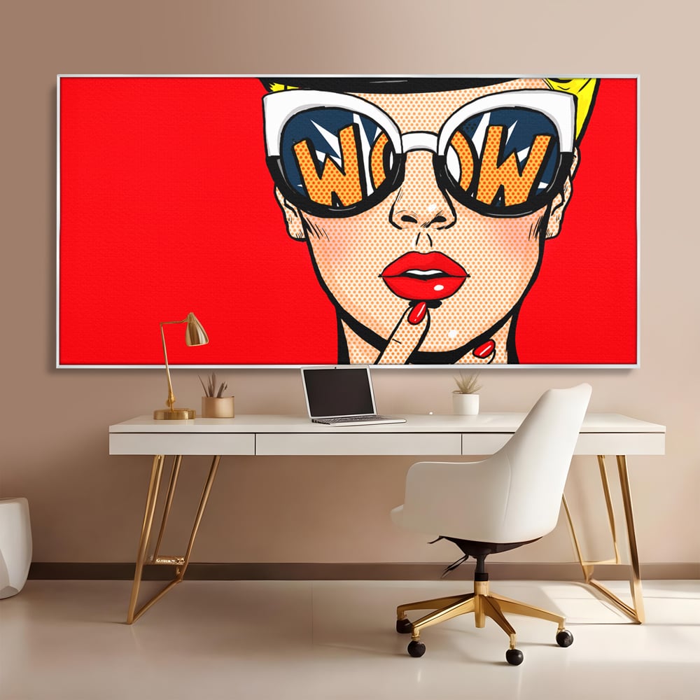 Tablou canvas cu ilustratie pop art cu femeie cu ochelari, in rama de aluminiu argintiu, pe perete intr-un birou