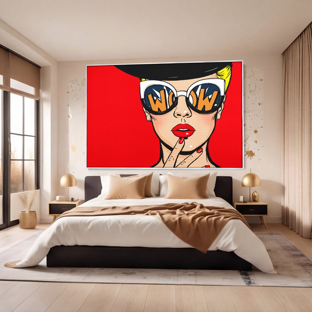 Tablou canvas cu ilustratie pop art cu femeie cu ochelari, in rama de aluminiu argintiu, pe perete intr-un dormitor