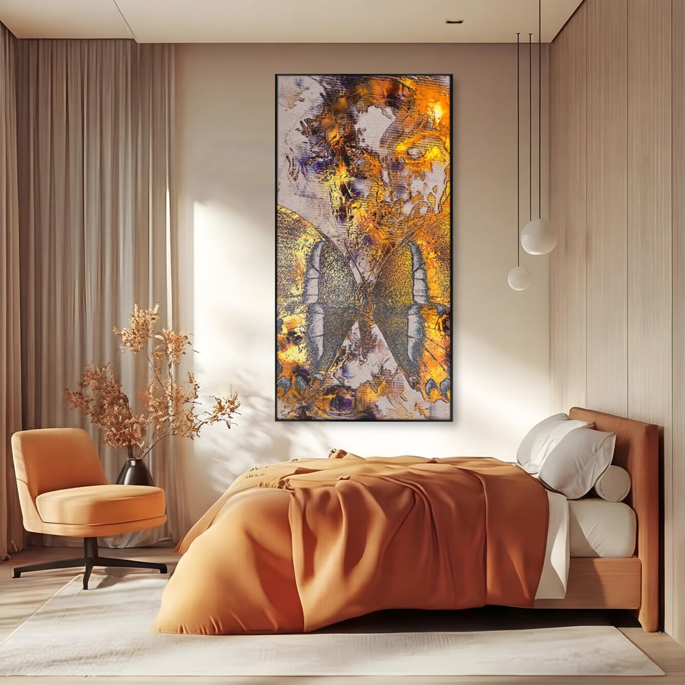 Tablou canvas cu tablou vertical cu fluture auriu si texturi abstracte, in rama de aluminiu negru, pe perete intr-un dormitor