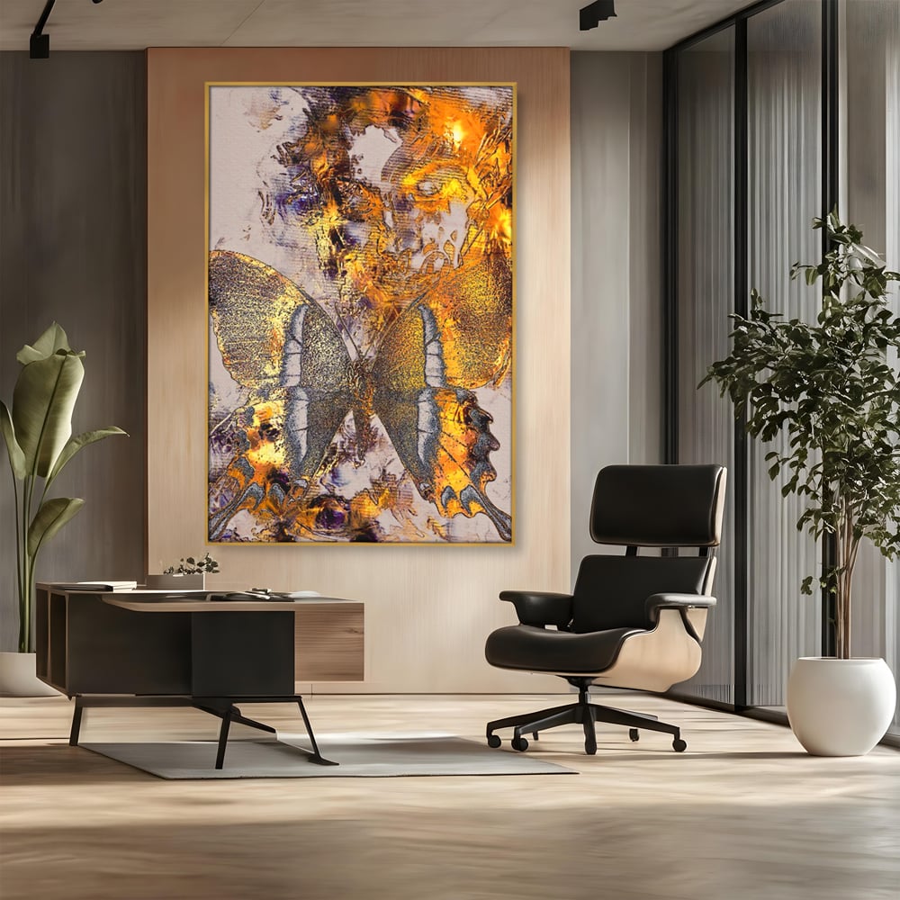 Tablou canvas cu tablou vertical cu fluture auriu si texturi abstracte, in rama de aluminiu auriu, pe perete intr-un birou