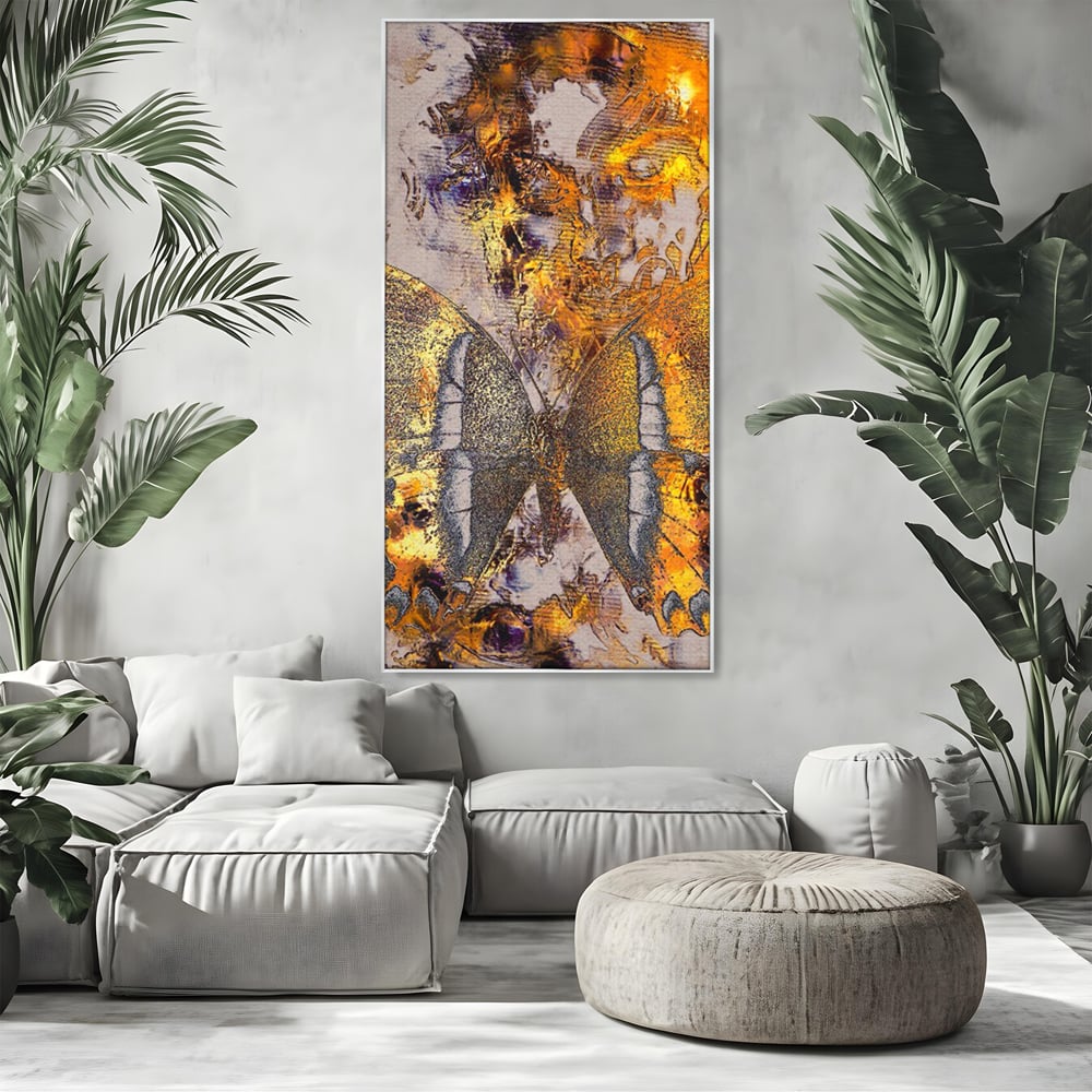 Tablou canvas cu tablou vertical cu fluture auriu si texturi abstracte, in rama de aluminiu argintiu, pe perete intr-un living