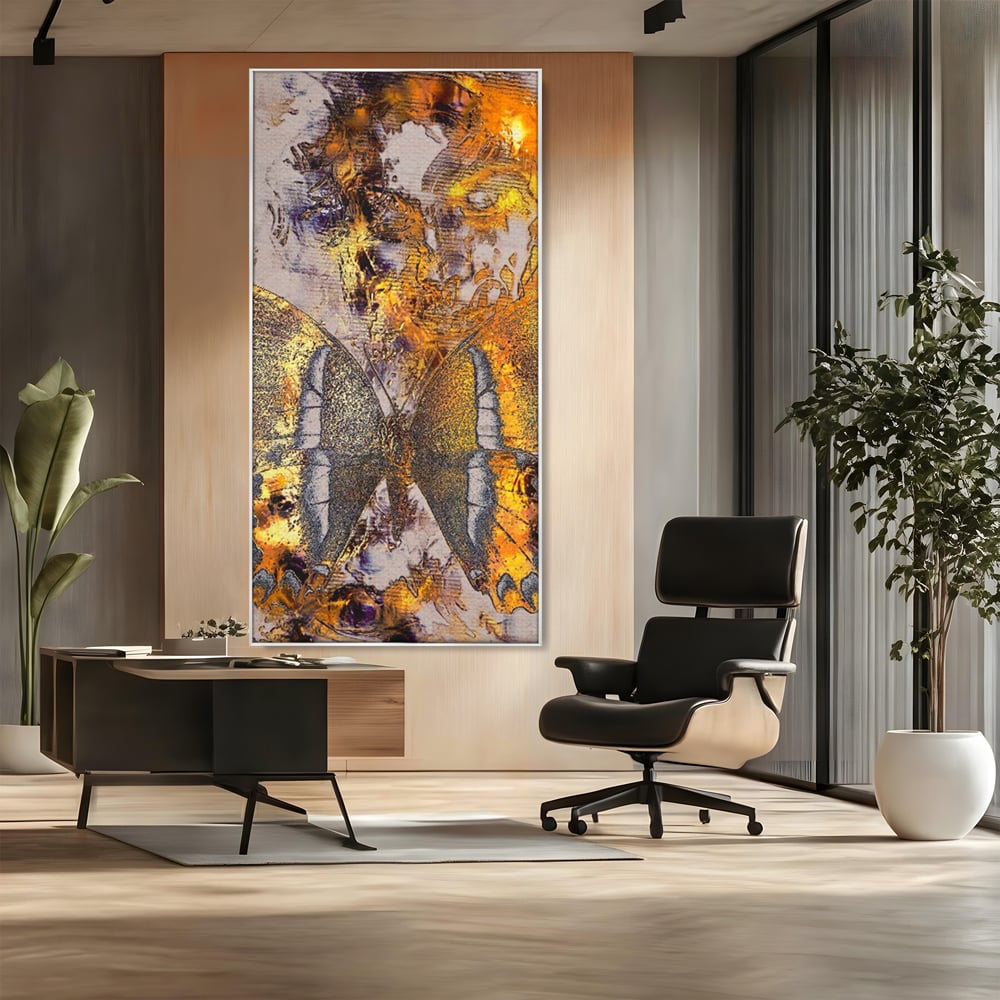 Tablou canvas cu tablou vertical cu fluture auriu si texturi abstracte, in rama de aluminiu argintiu, pe perete intr-un birou