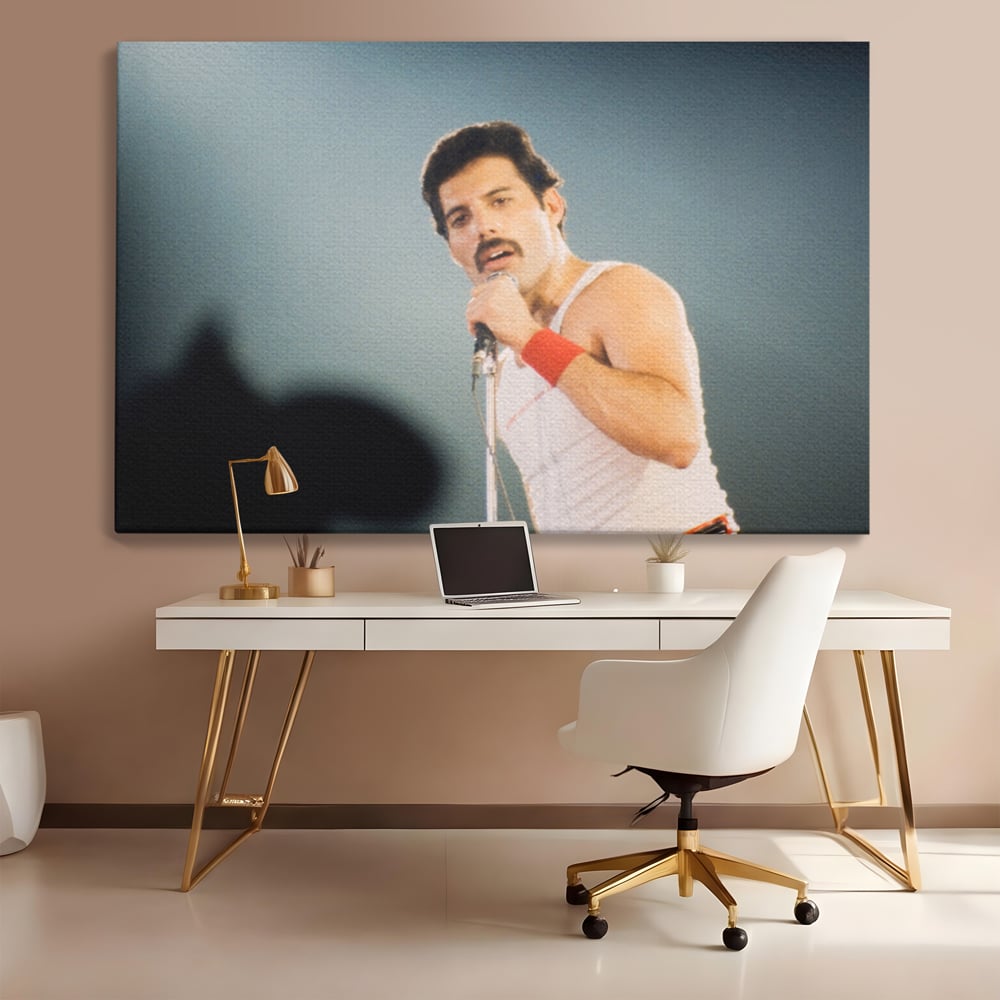 Tablou canvas cu tablou canvas cu freddie mercury, fara rama, pe sasiu de lemn, pe perete intr-un birou