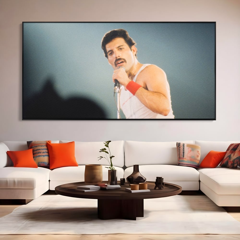 Tablou canvas cu tablou canvas cu freddie mercury, in rama de aluminiu negru, pe perete intr-un living