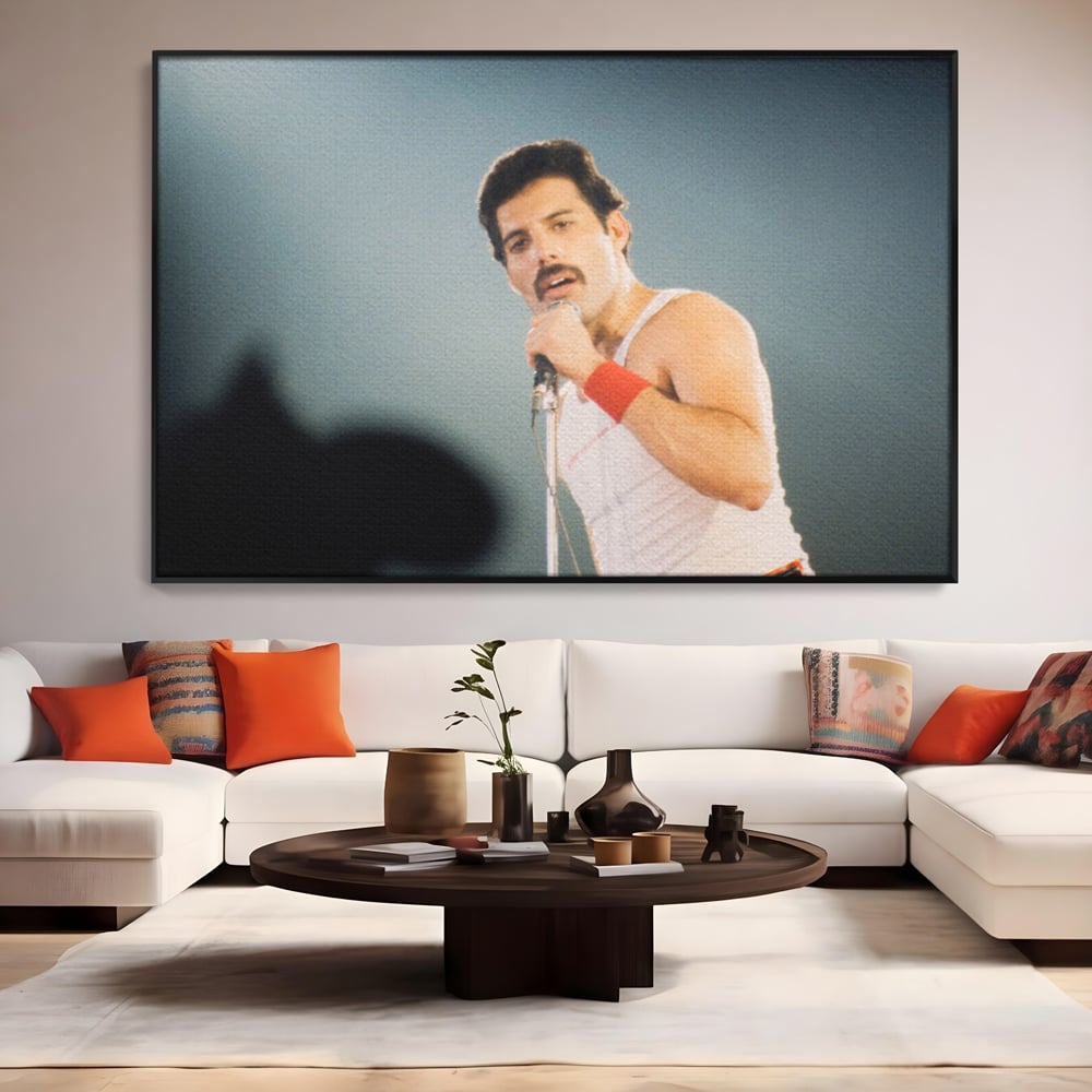 Tablou canvas cu tablou canvas cu freddie mercury, in rama de aluminiu negru, pe perete intr-un living