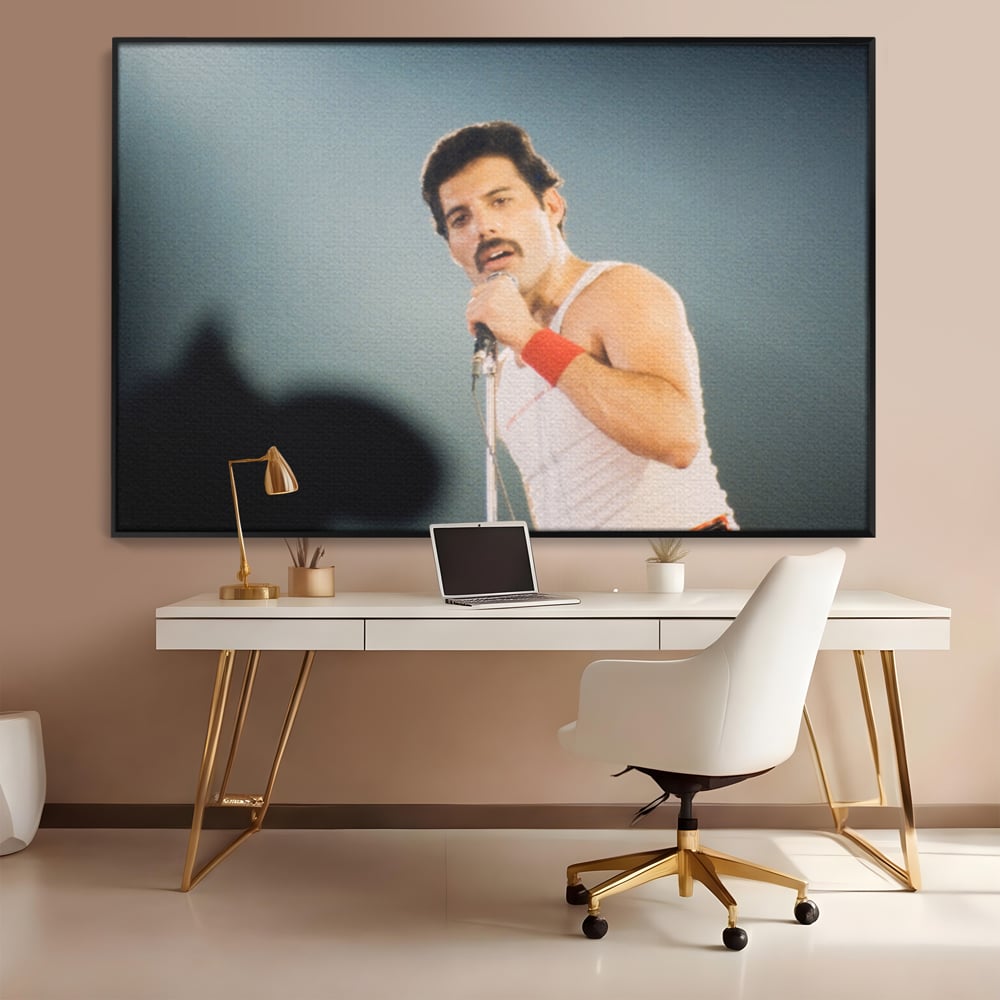 Tablou canvas cu tablou canvas cu freddie mercury, in rama de aluminiu negru, pe perete intr-un birou