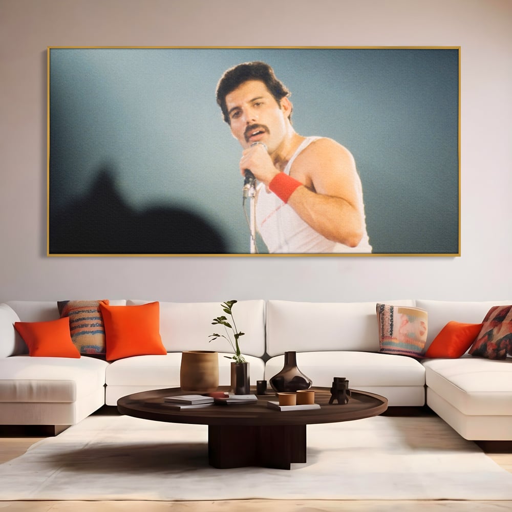 Tablou canvas cu tablou canvas cu freddie mercury, in rama de aluminiu auriu, pe perete intr-un living