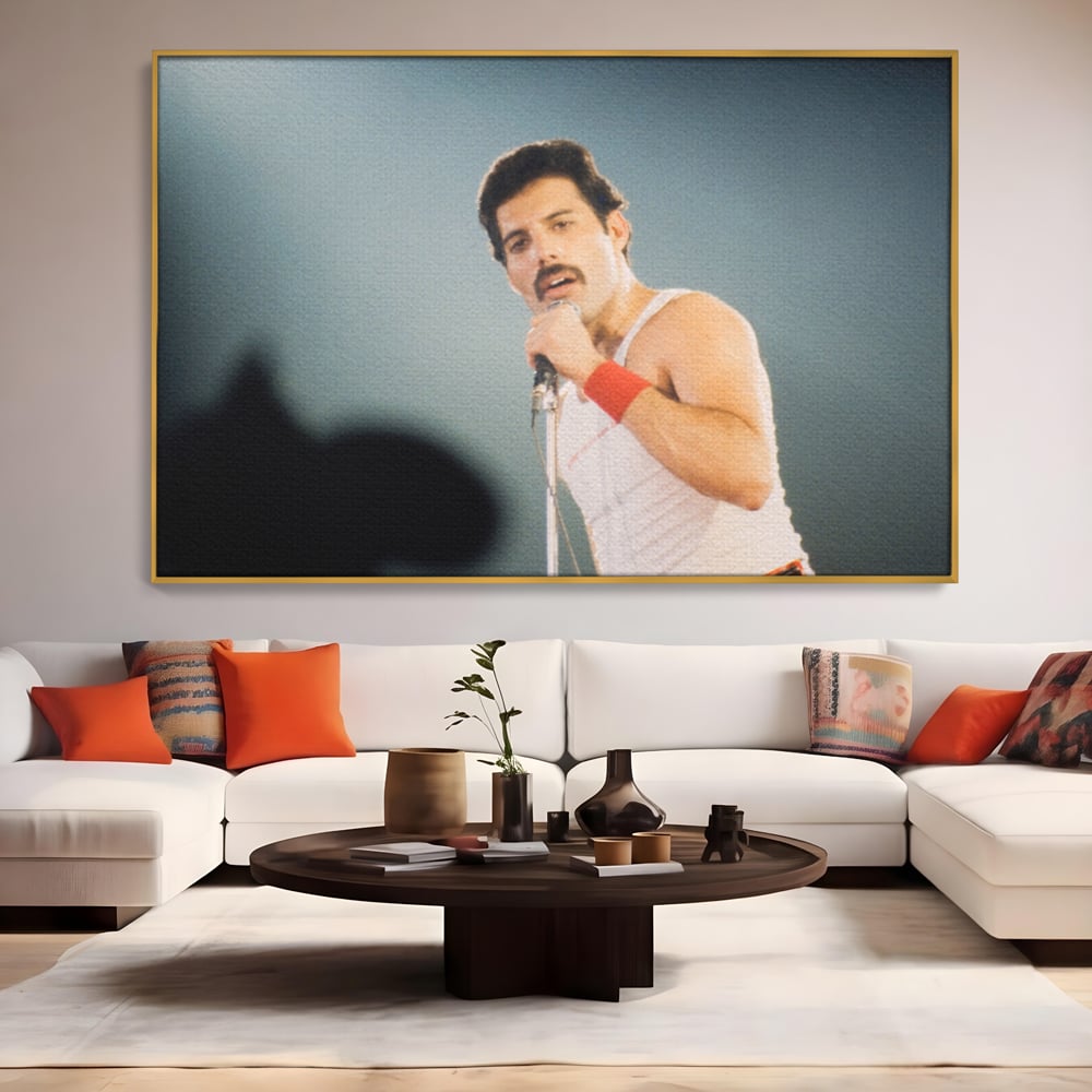 Tablou canvas cu tablou canvas cu freddie mercury, in rama de aluminiu auriu, pe perete intr-un living