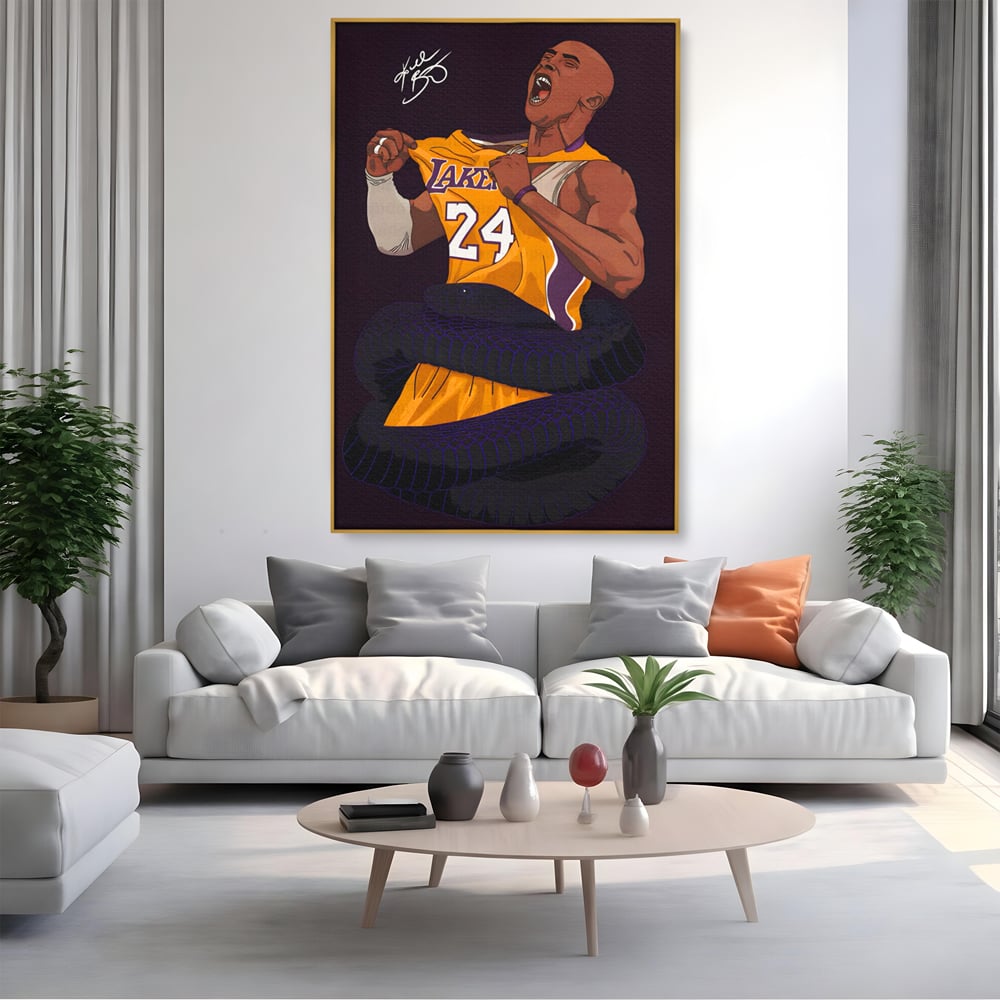 Tablou canvas cu ilustratie digitala portret kobe bryant, in rama de aluminiu auriu, pe perete intr-un living