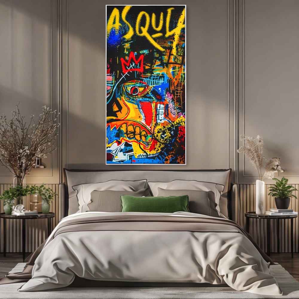 Tablou canvas cu tablou canvas cu portret pop art si coroana rosie, in rama de aluminiu argintiu, pe perete intr-un dormitor
